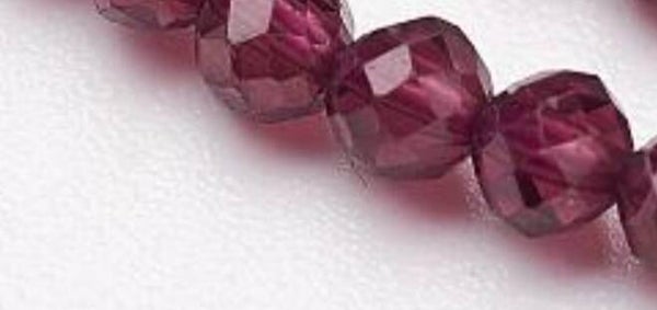 4mm  *streng* faceted Granaat rood   grade AA