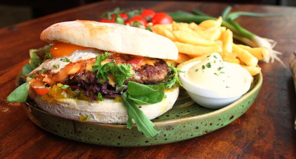 HAMBURGER MET VERS FRIETJES