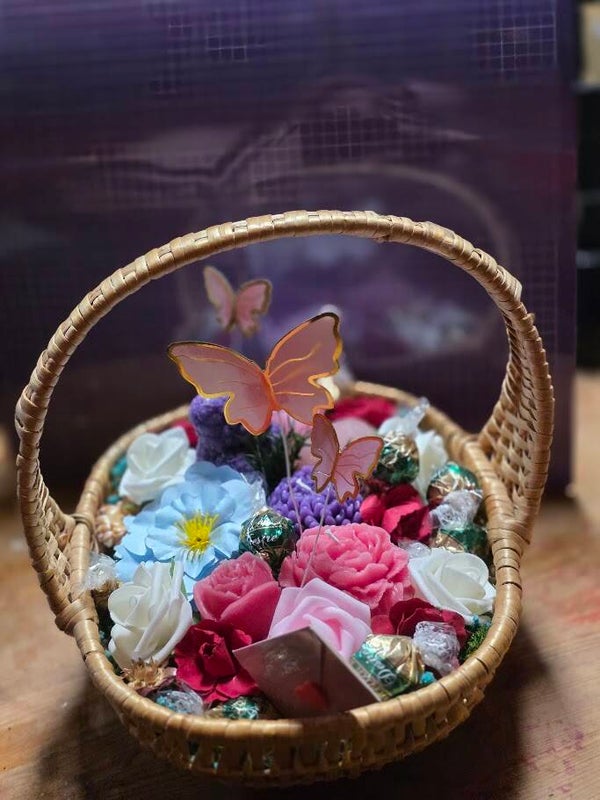 Luxe Cadeaumand met Bloemen,Geurkaarsen en  Chocolade