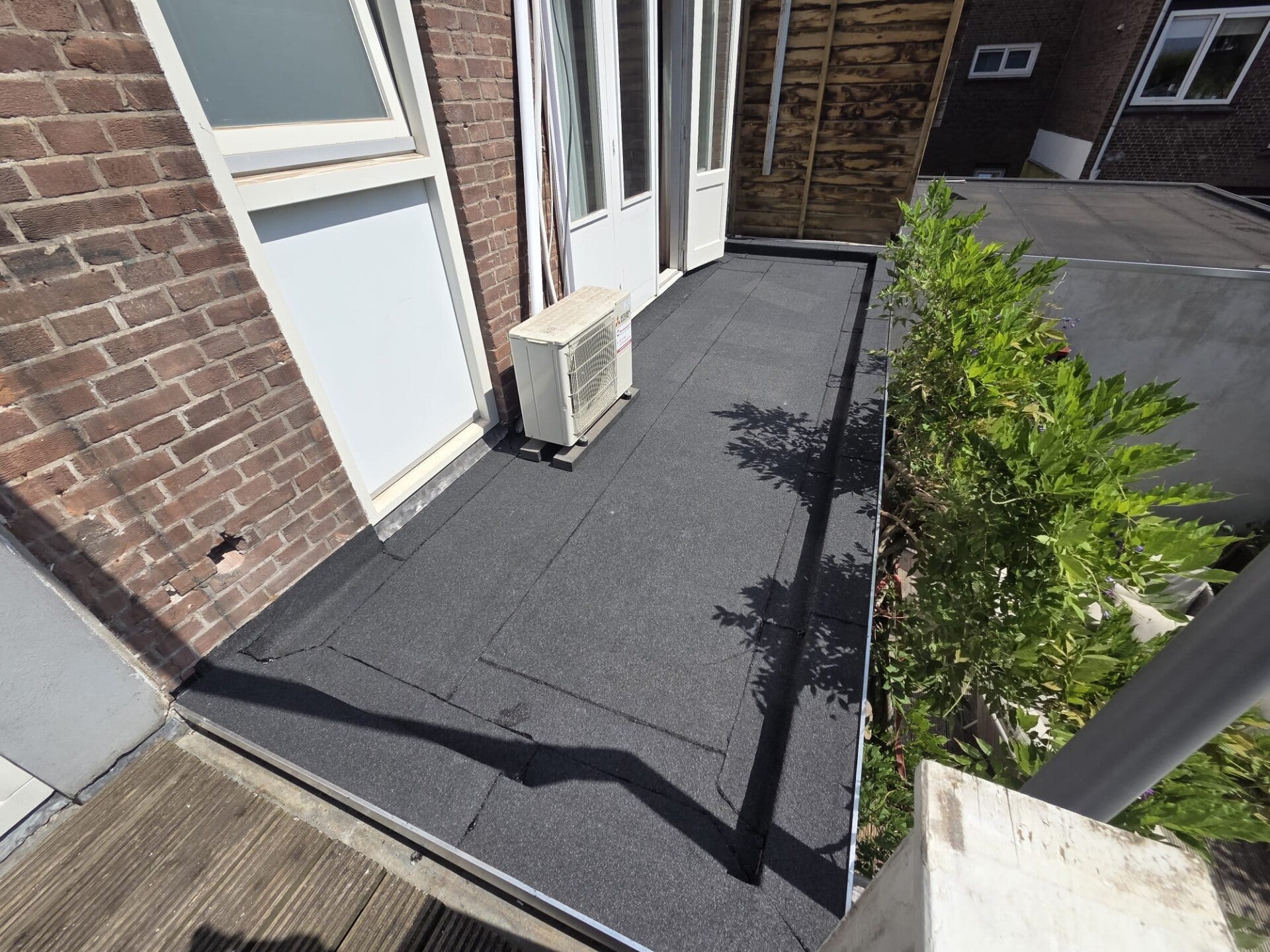 Plat dak met nieuwe bitumen dakbedekking, aangebracht door Mersch Dakbedekking