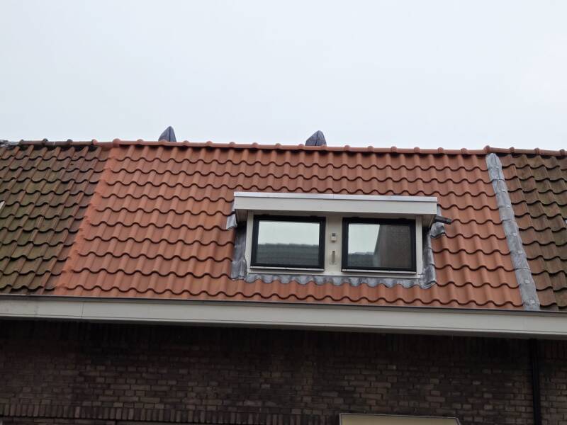 gerenoveerd pannendak met nieuwe dakpannen in Rotterdam