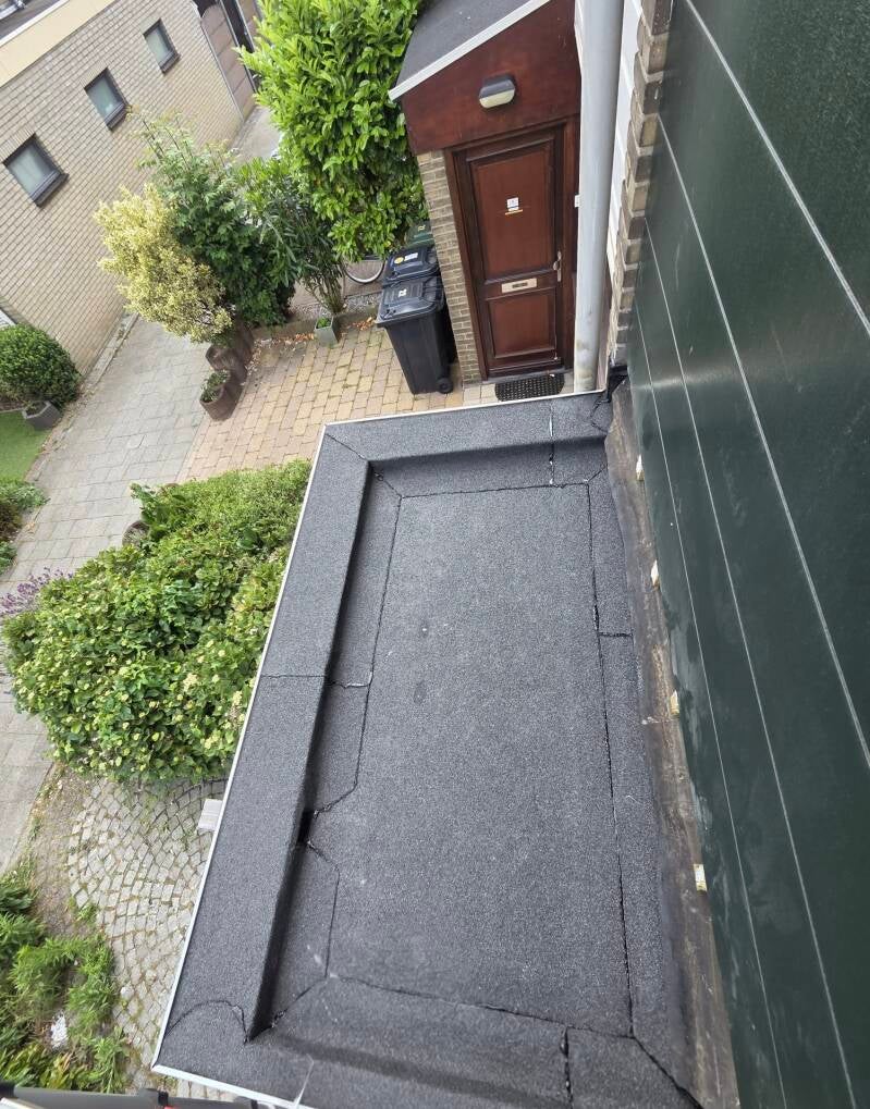 vernieuwd plat dak met nieuwe bitumen dakbedekking in Pernis, Rotterdam
