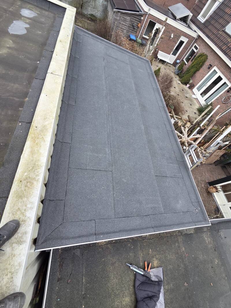 vers gerenoveerd plat dak met nieuwe bitumen dakbedekking