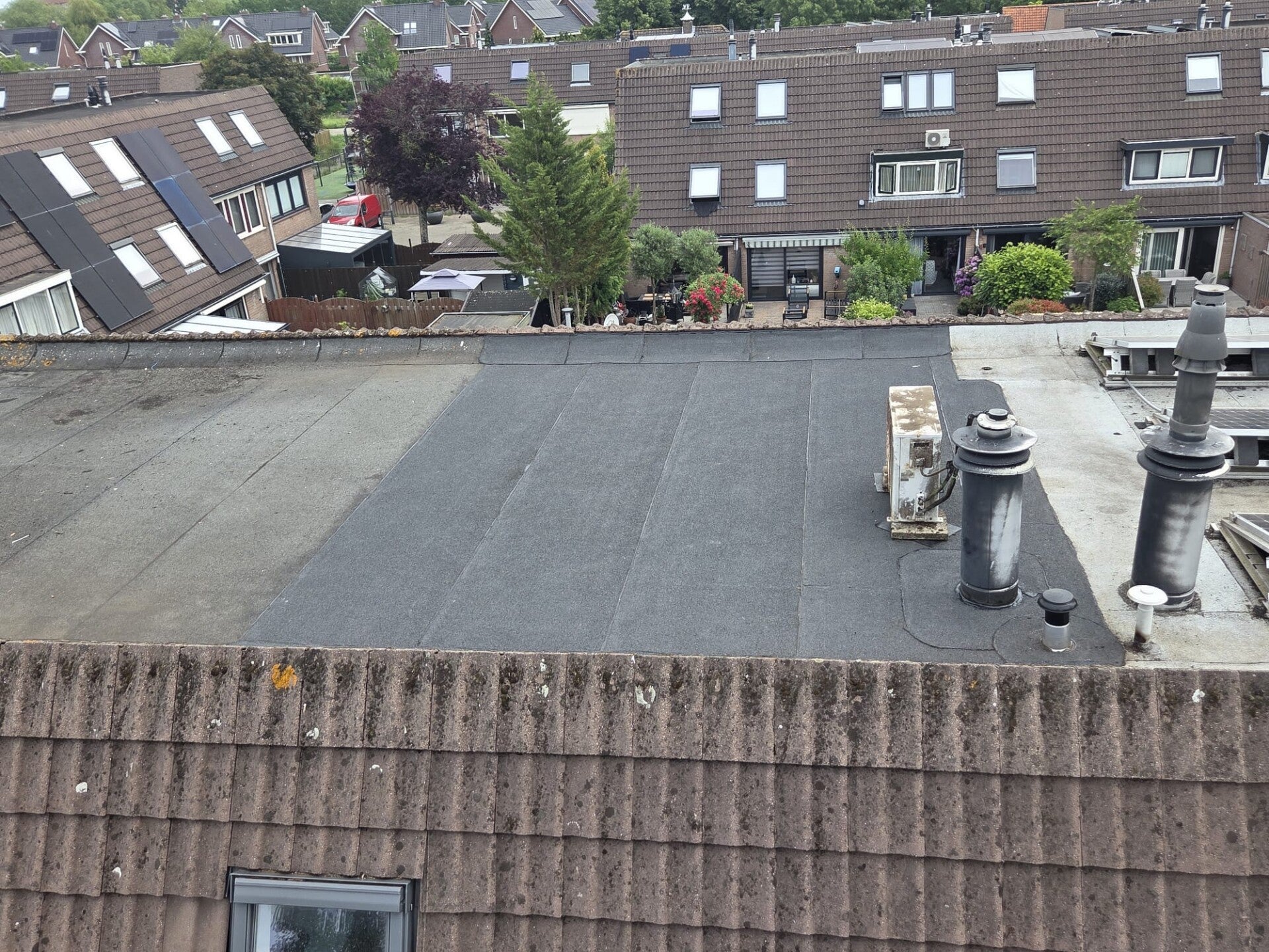 groot plat dak met bitumen dakbedekking en dakdoorvoeren in Rotterdam