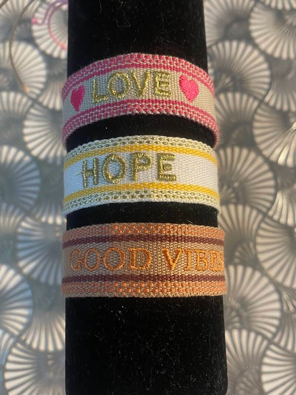 WOVEN ARMBANDJES