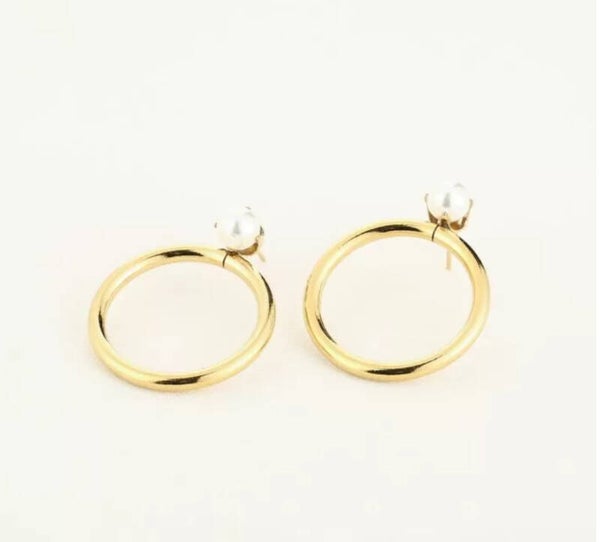 De pearl hoop earrings