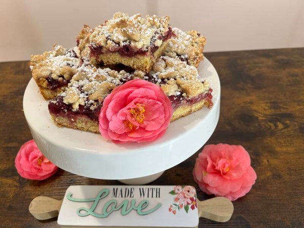 Cherrry crumble cake