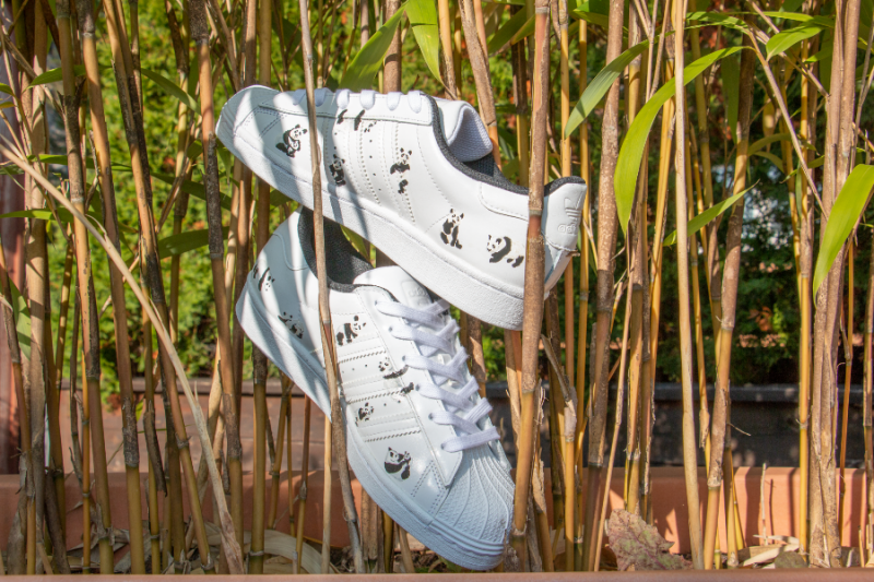 Handbemalte Sneaker mit Pandas