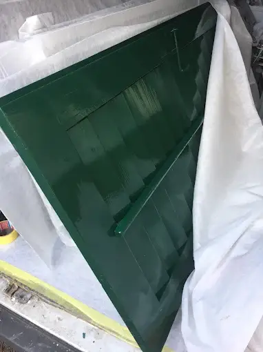Grün lackierte Fensterläden im Magazin Oetlisbergstrasse Zürich – Maler Mathias