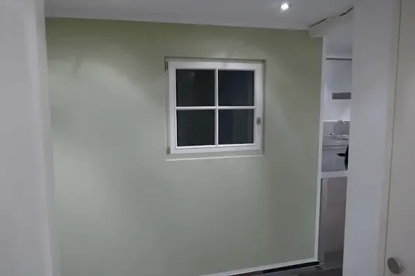 Farbige Wand streichen bis 12 m2