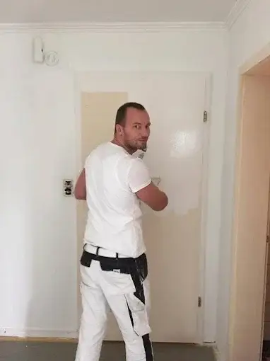 Maler Mathias beim Lackieren einer Haustür in Zürich Seefeld