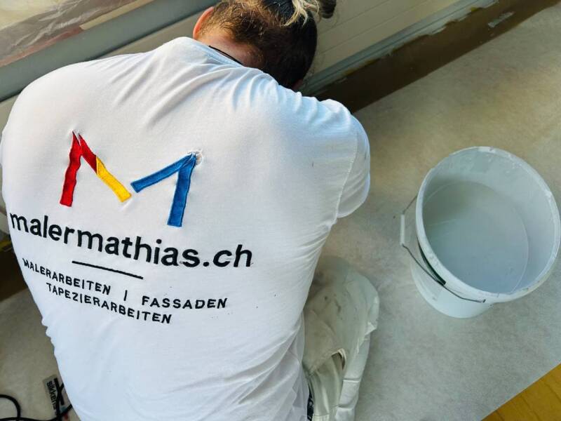 Maler Mathias bei professionellen Malerarbeiten – erfahrener Malerbetrieb für Bern, Solothurn, Aargau und Luzern.