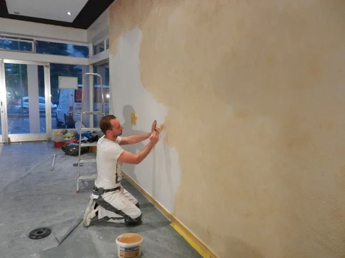 Mathias Schütt bei professionellen Malerarbeiten an einer Innenwand