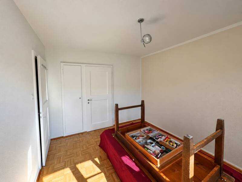Fertig renoviertes Zimmer mit professionell gestrichenen Wänden und Decke in Zürich