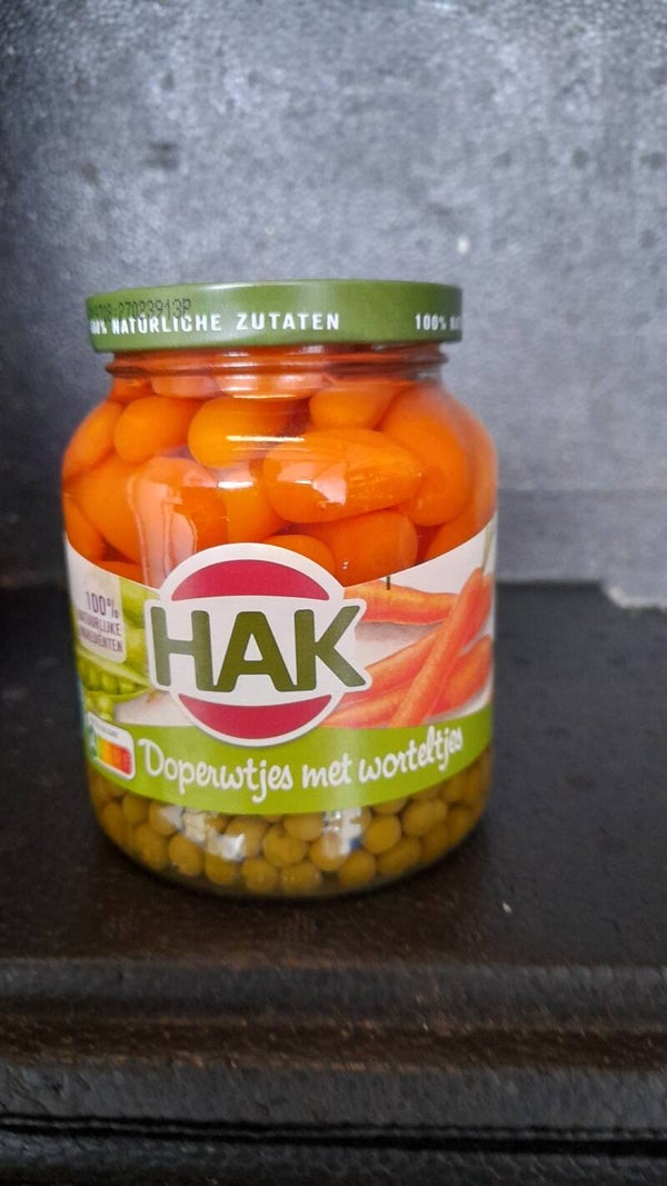 Hak doperwten en worteltjes