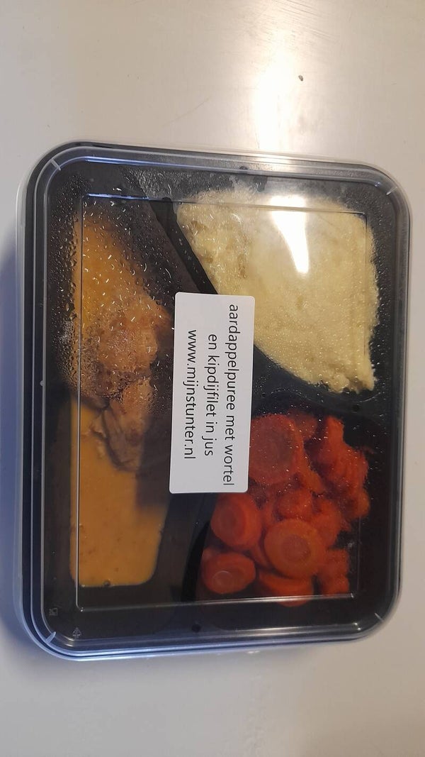 Aardappelpuree met wortel en kipdijfilet in jus