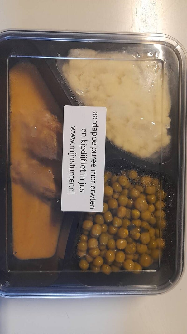 Aardappelpuree met erwten en kipdijfilet in jus