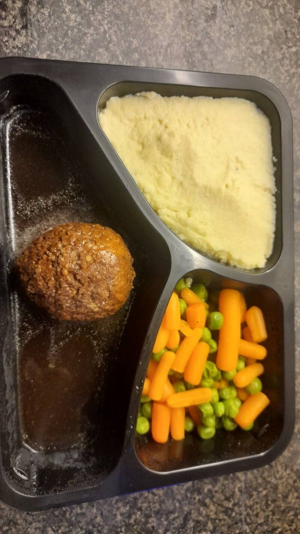 Aardappelpuree met pee en erwten  en gehaktbal in jus