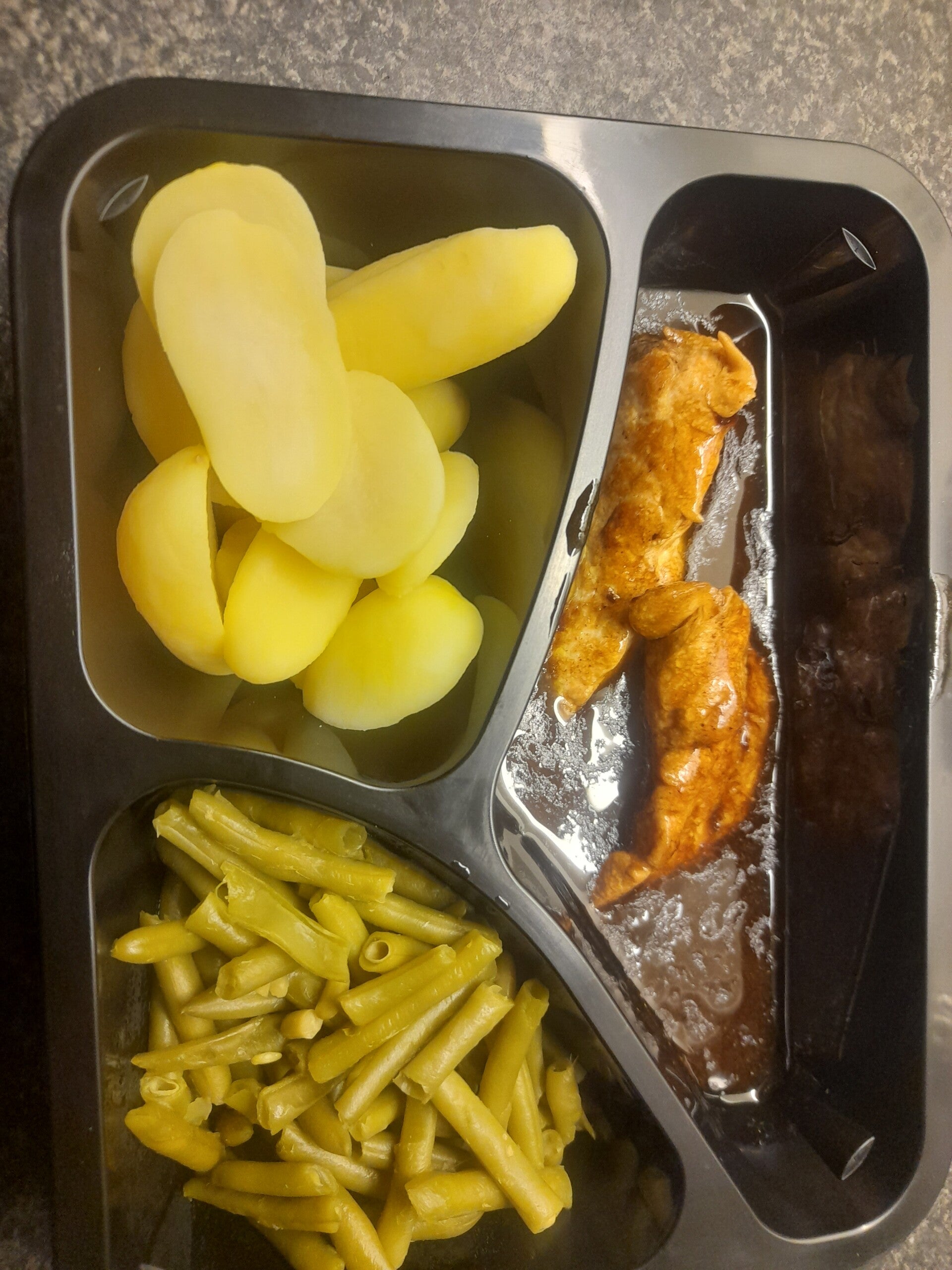 Aardappelen, boontjes kipfilet in jus