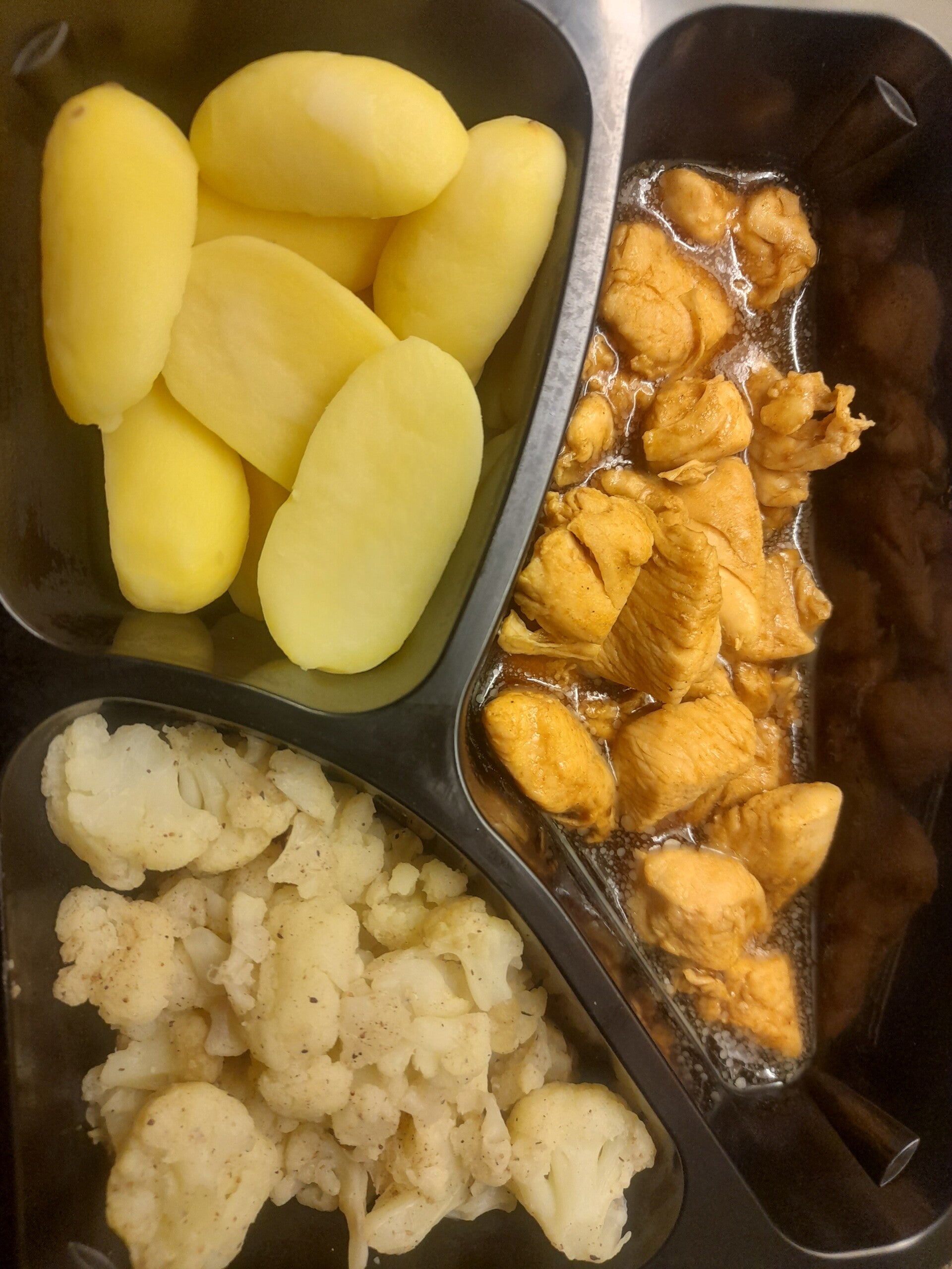 Aardappelen, bloemkool,kipfiletstukjes in jus