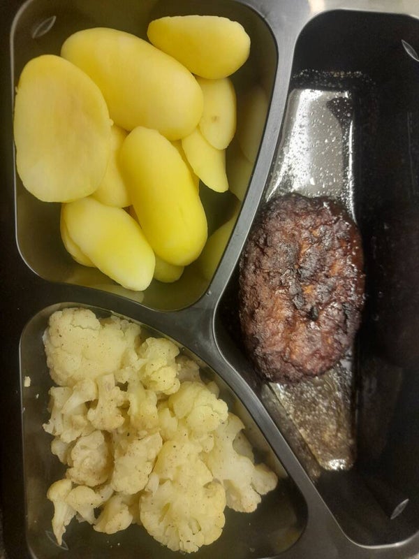 Aardappelen, bloemkool,hamburger in jus