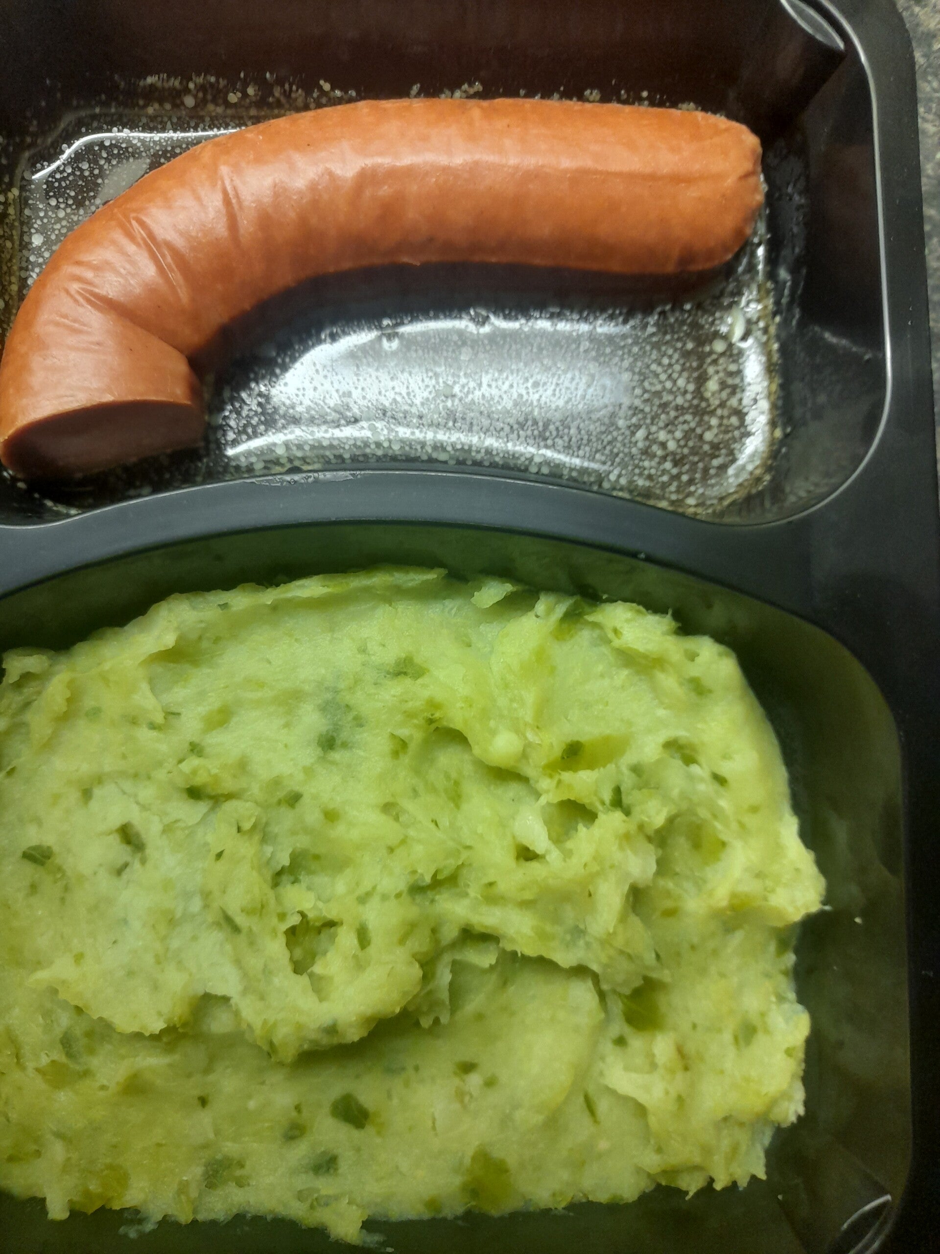 Spruitjes stamppot met rookworst in jus