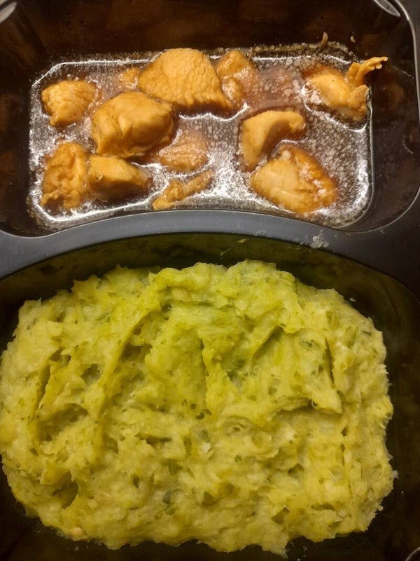 Spruitjes stamppot met  kipfiletstukjes in jus