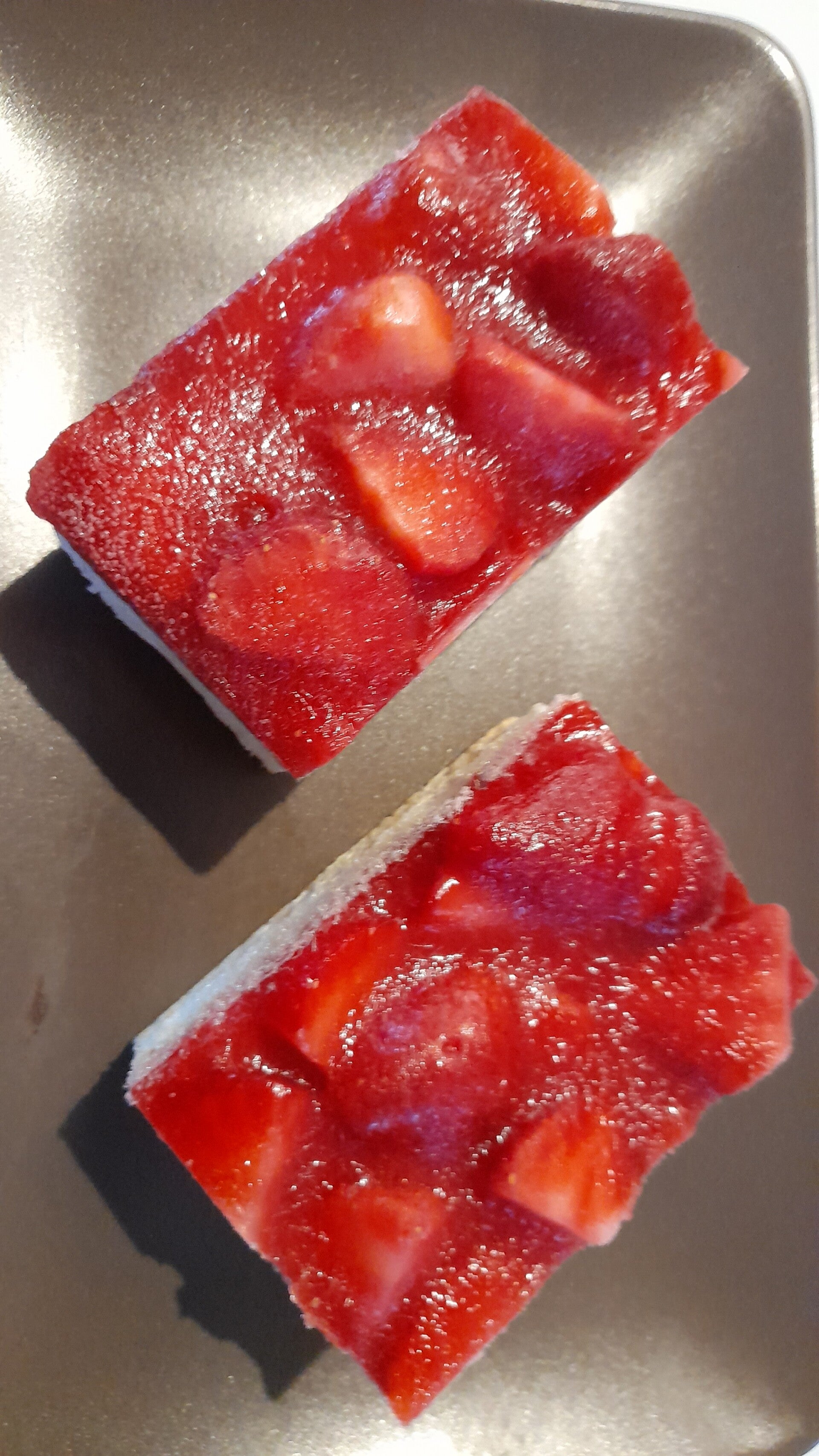 2 aarbeien-jochurt-creme-schnitte