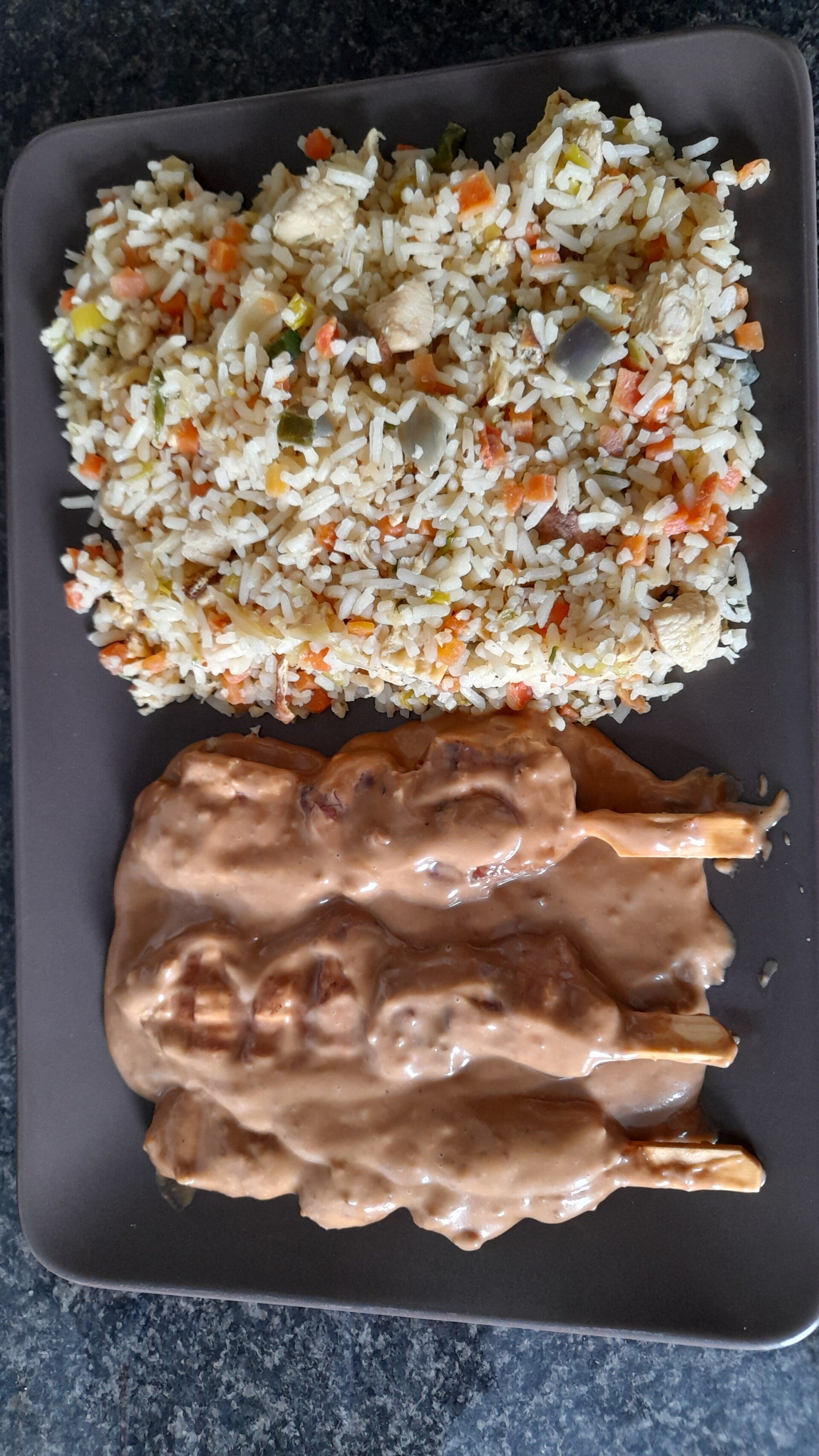 Nassie met 3stokjes kipsate en saus vers gemaakt in eigen keuken