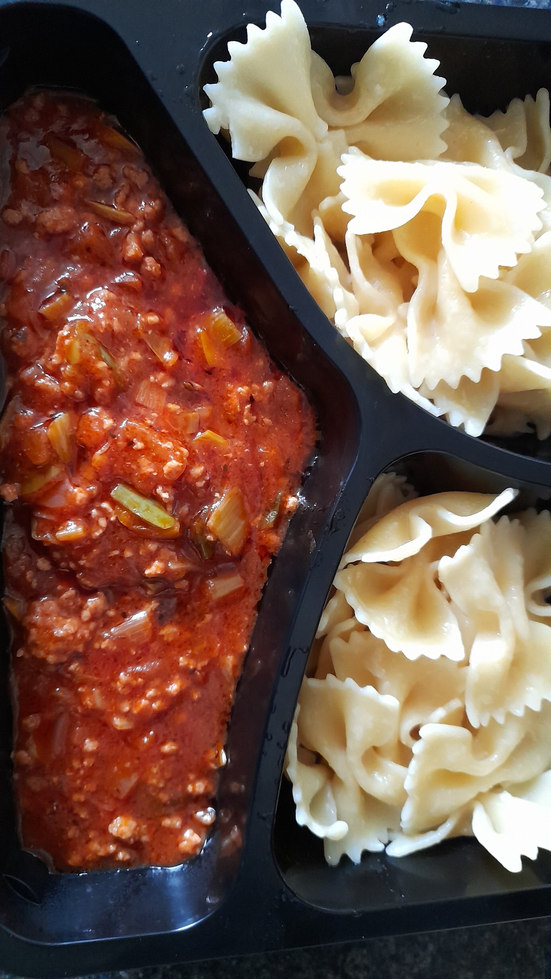 Farfalle tradizionali met macaroni saus vers gemaakt in eigen keuken
