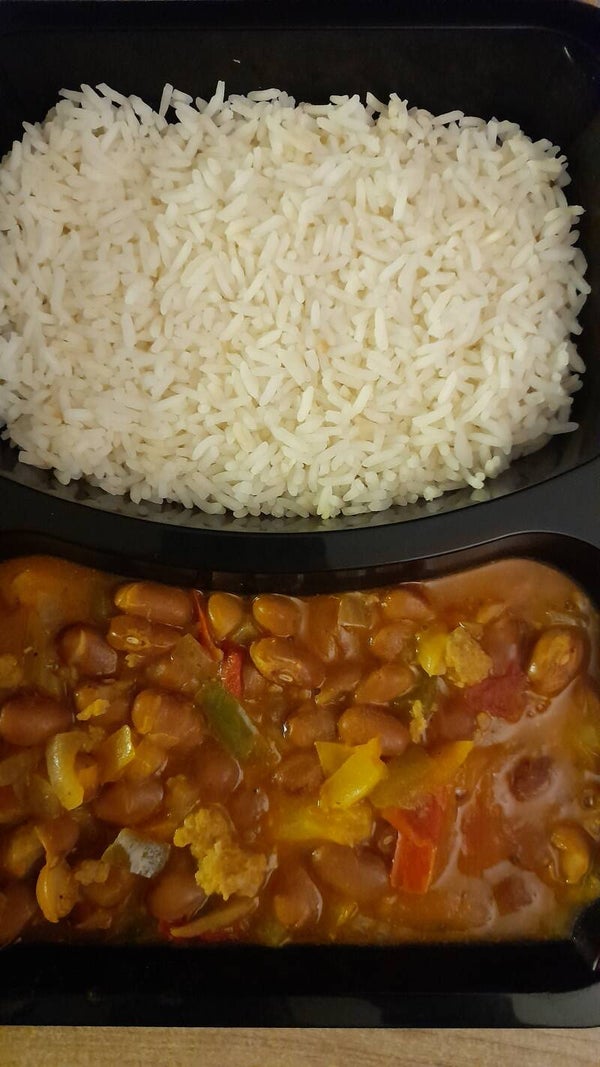 Chilli concarne met rijst vers gemaakt in eigen keuken