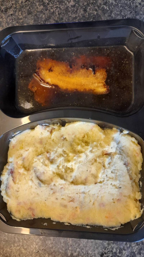 Zuurkoolstamppot met spekjes en 2 speklapjes in de  jus