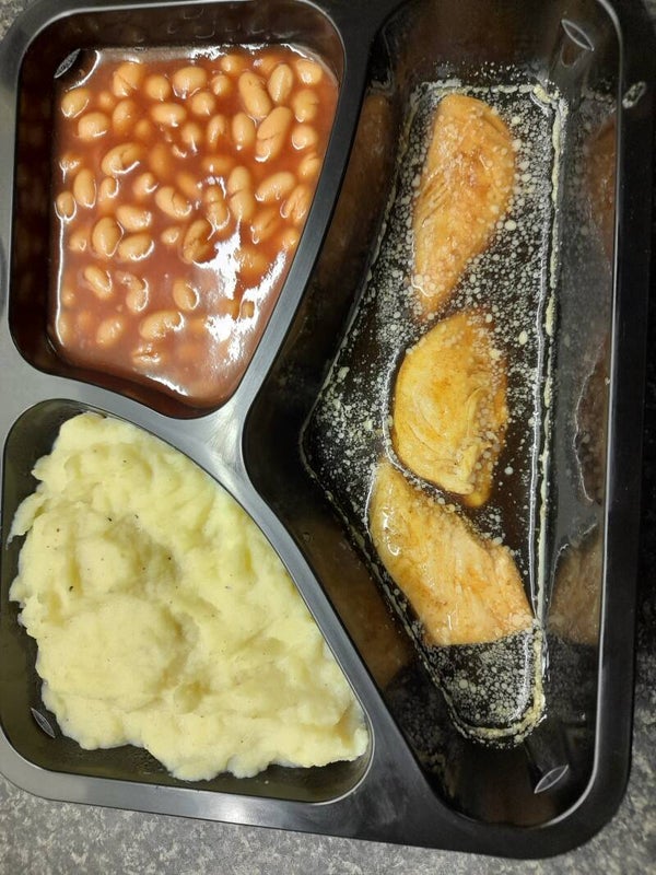 Aardappelpuree, met wittebonen in tomatensaus en kipfilet in jus
