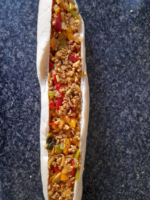 Gevuldstokbrood met gehakt,paprika, ui