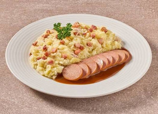 Zuurkoolstamppot met spekjes en rookworst en jus