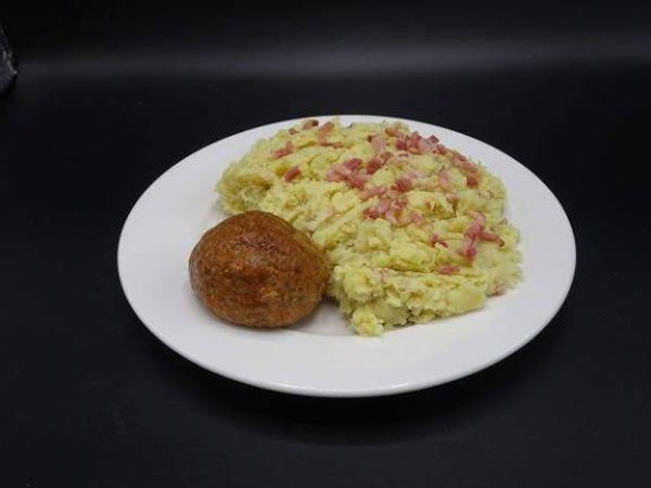 Zuurkoolstamppot met spekjes en gehaktbal in jus