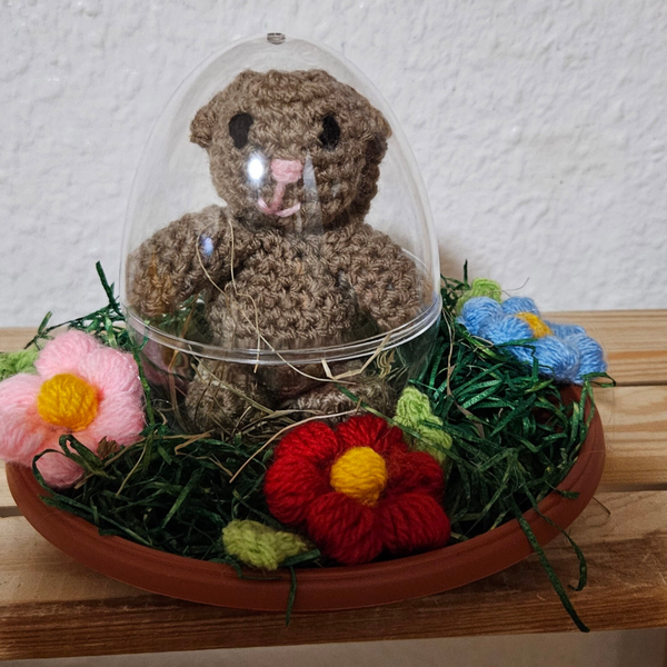 Osterfigur im Ei
