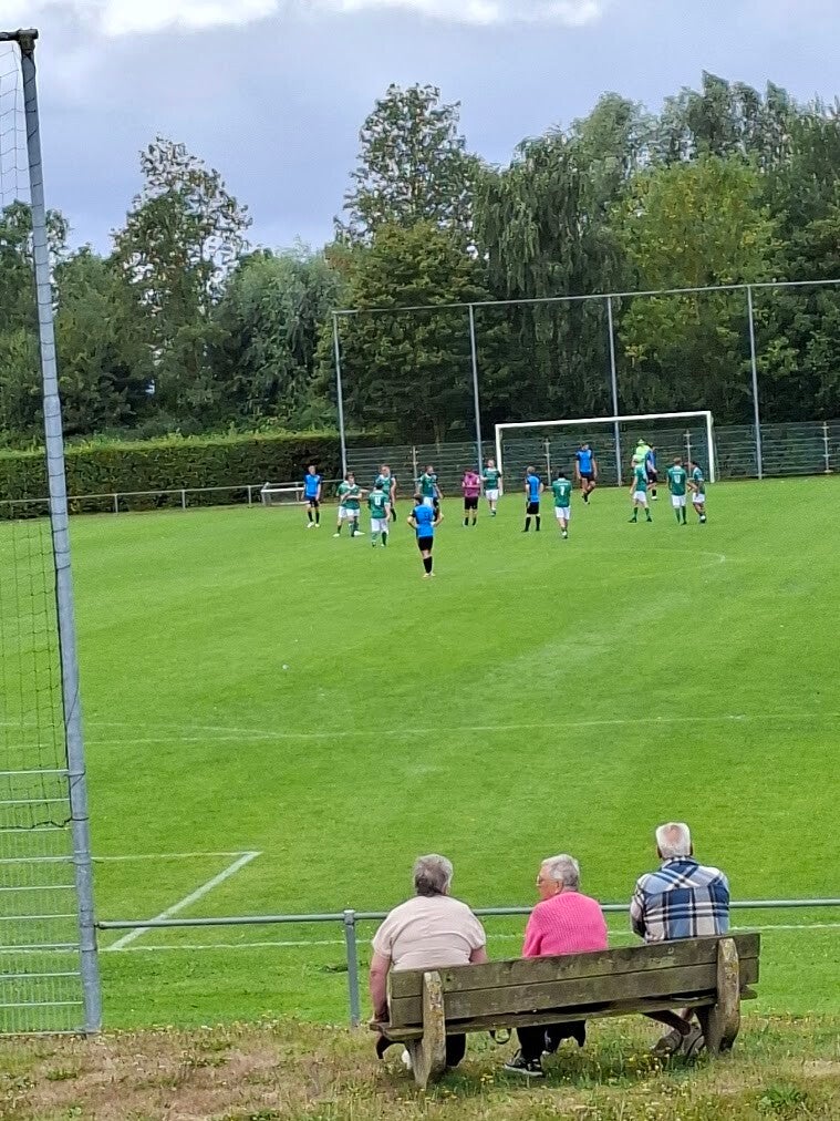 Oosterparkers 1 in actie tijdens de oefenwedstrijd tegen VV Haren