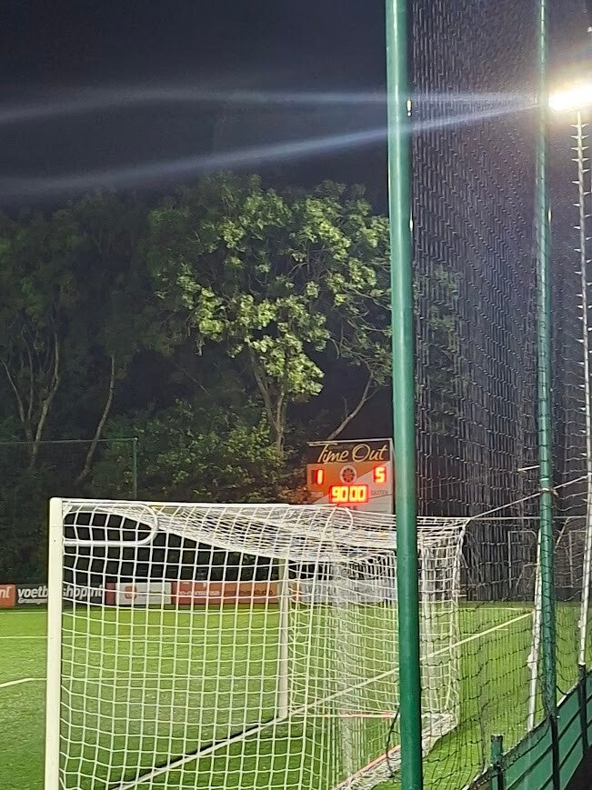 Het scorebord op Sportpark Lewenborg na FC Lewenborg - Oosterparkers