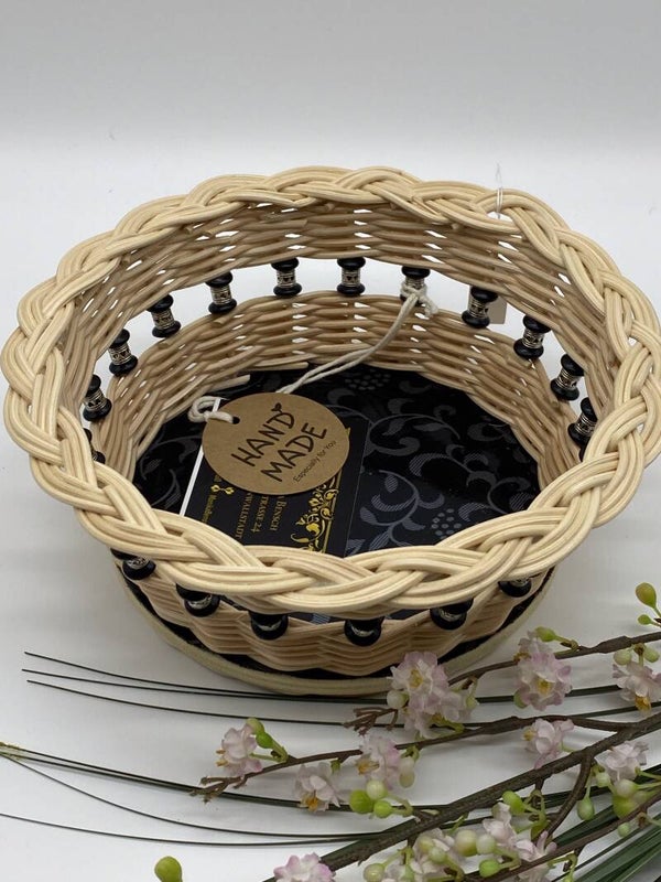 kleines rundes geflochtenes Körbchen