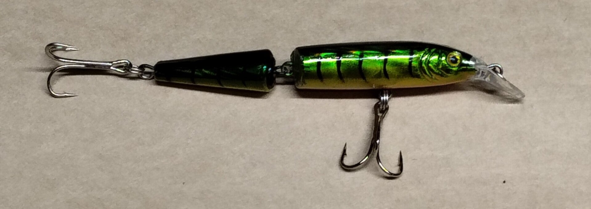 boat articulated sinking hard plastic bait green black orange 9gms