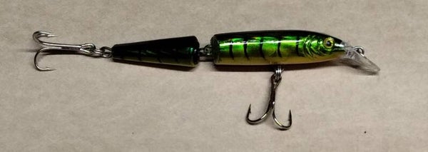 boat articulated sinking hard plastic bait green black orange 9gms
