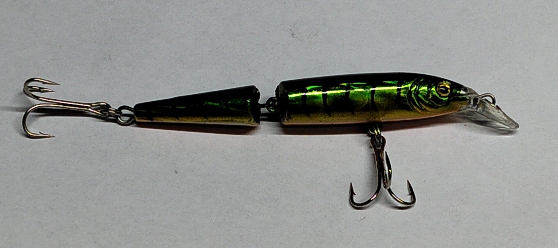 boat articulated sinking hard plastic bait green, black orange 9gms