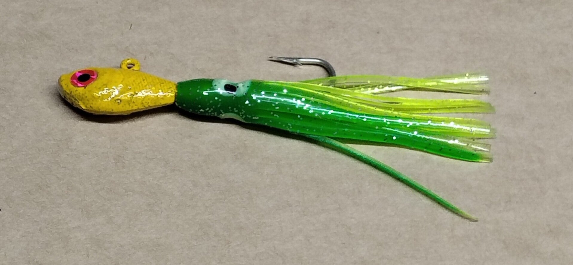 boat jig 18.5gms with random colour squid skirt yellow