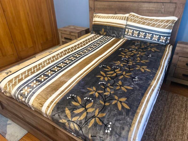 Queen sized fitted bedsheet