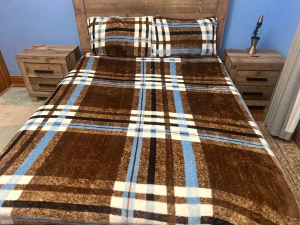 Queen sized fitted bedsheet