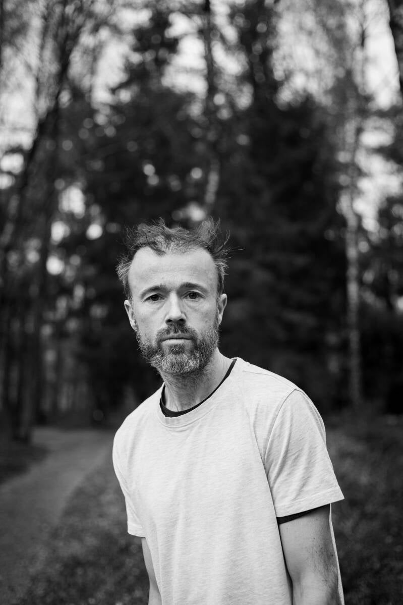 Eerlijk portret van jou tijdens wandeling in het bos