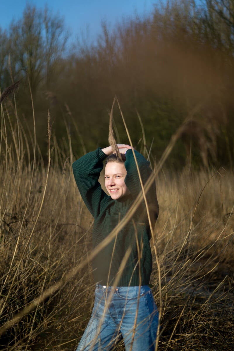 Gevoelsfotograaf Evelien fotografeert vrouw in de natuur rondom Arnhem