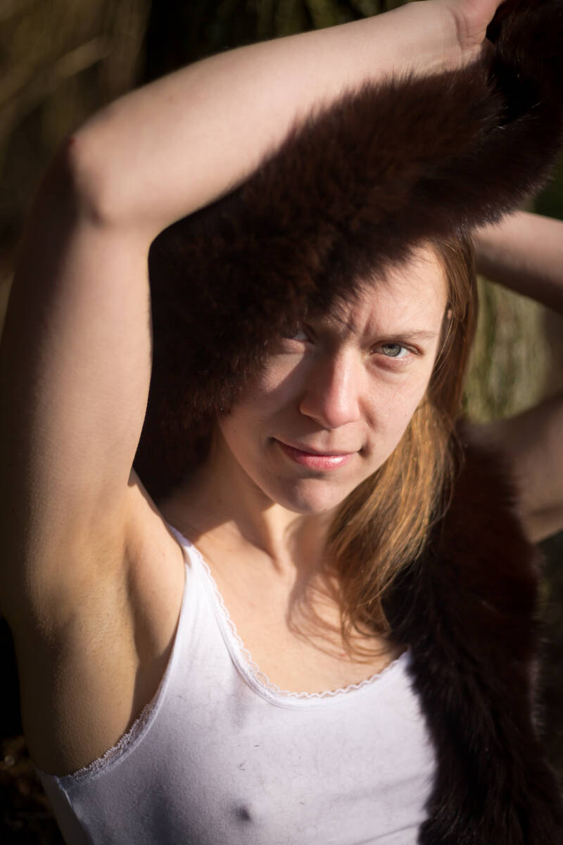 Gevoelsfotograaf Evelien fotografeert vrouw in de natuur rondom Arnhem