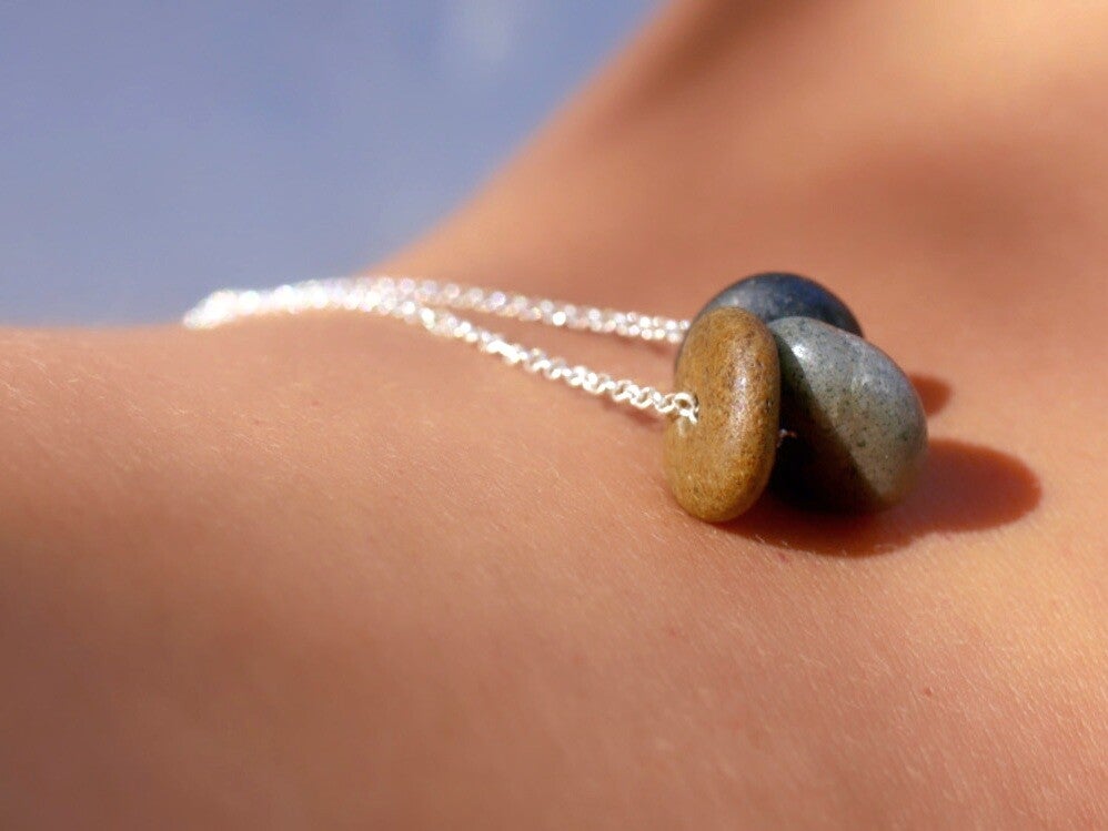 Colgante de cadena de Plata de Ley 925 con tres piedras naturales del mar  Mediterráneo en tonos azules y tierra. Joyería natural artesanal,